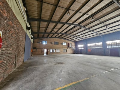 1,880m² Industrial Facility with Crane in Meadowdale Hub