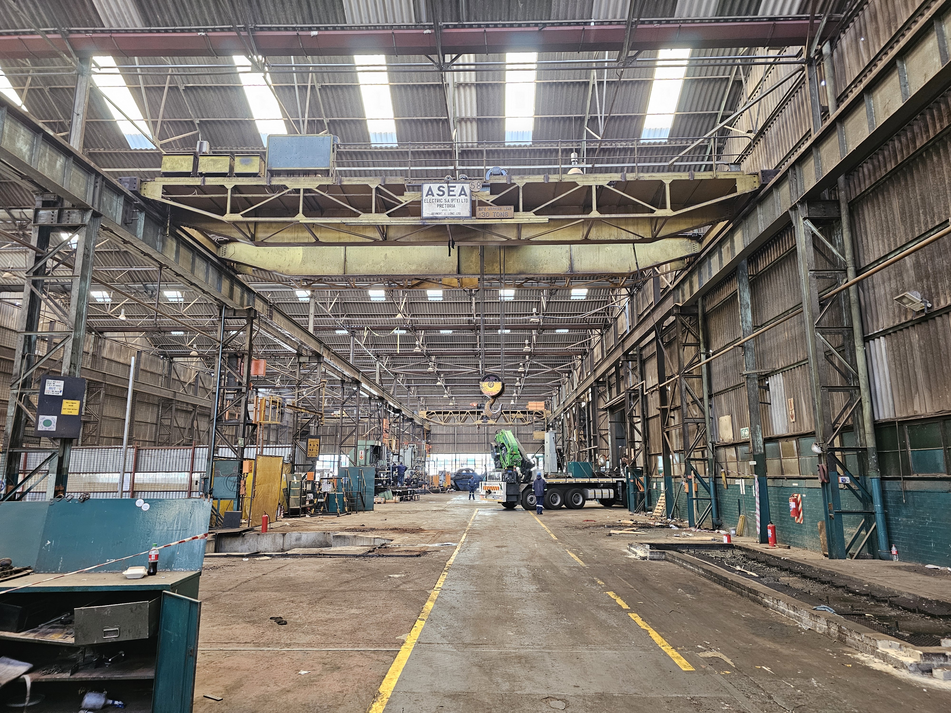 Factory With Cranes And Yard To Let In Duncanville