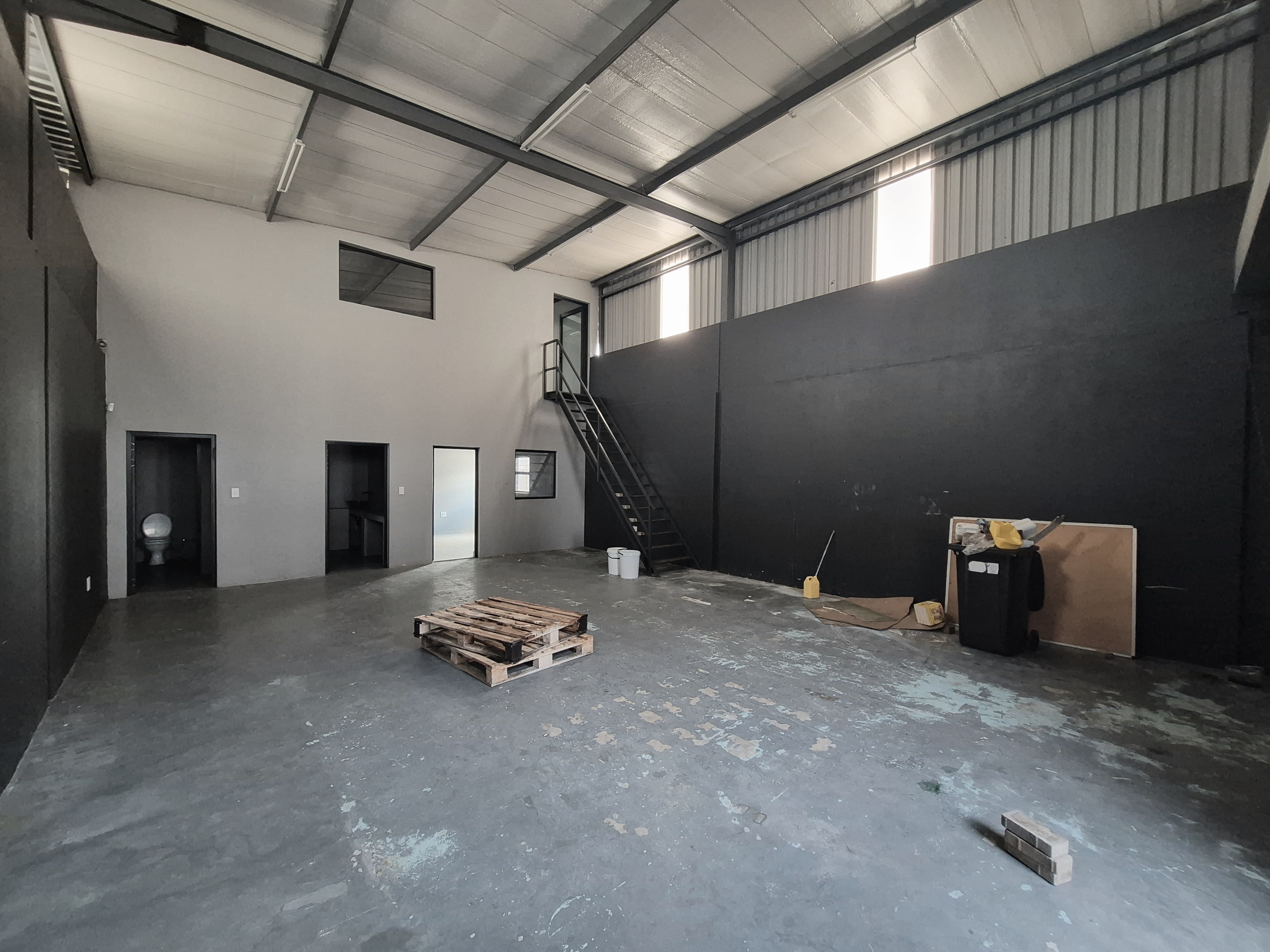 Neat 144m² Mini Industrial Unit To Let in Alrode