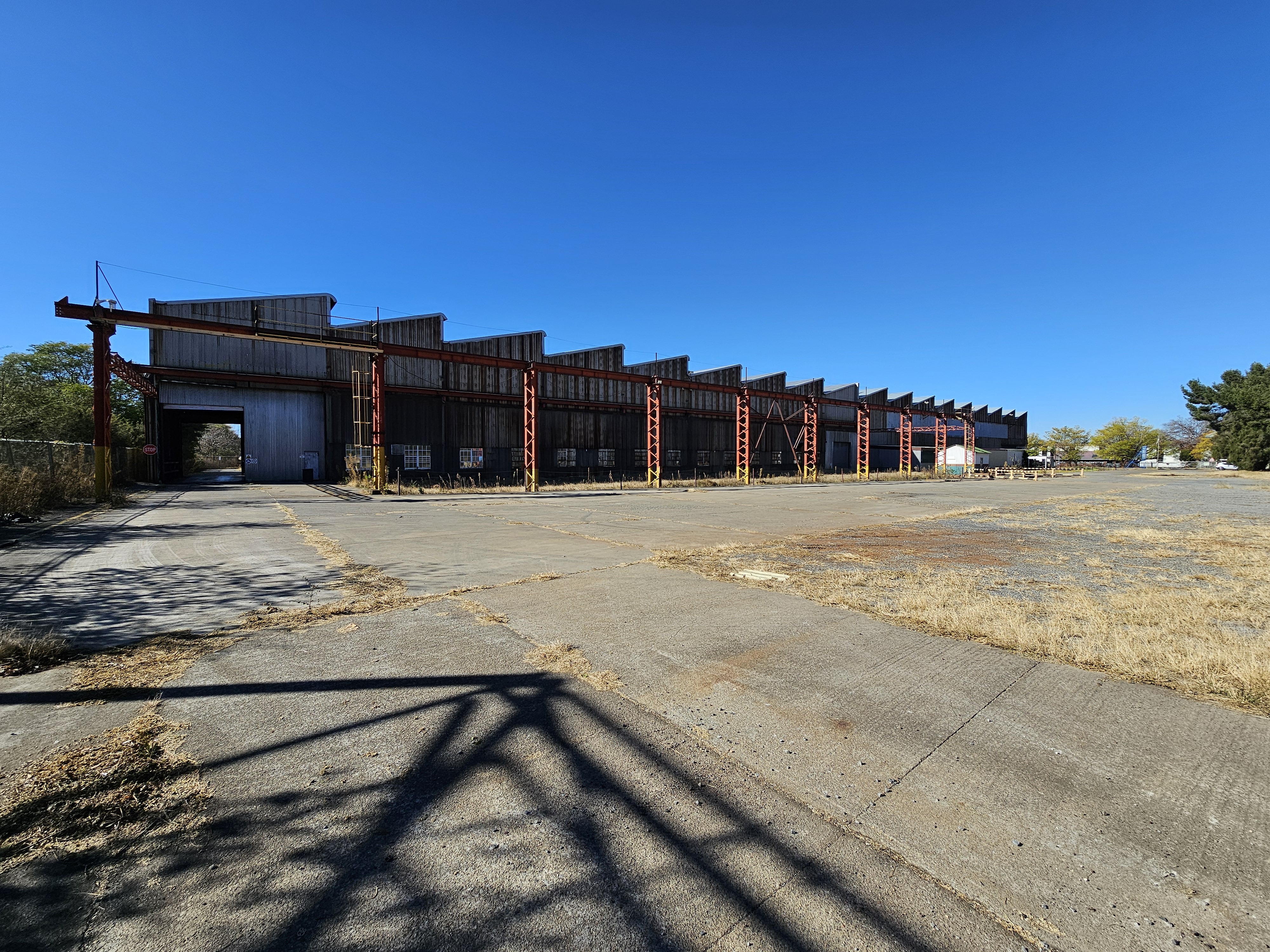 Factory With Cranes And Yard To Let In Duncanville