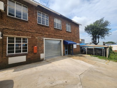 Secure 171m² industrial unit with access to major roads fast
