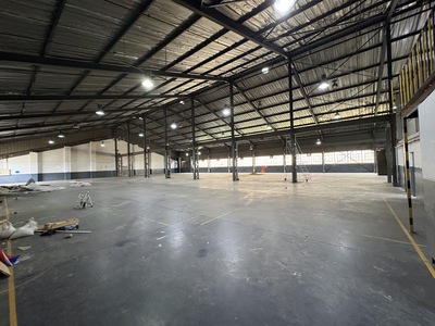 1 946m² Industrial Property With Warehouse & Offices