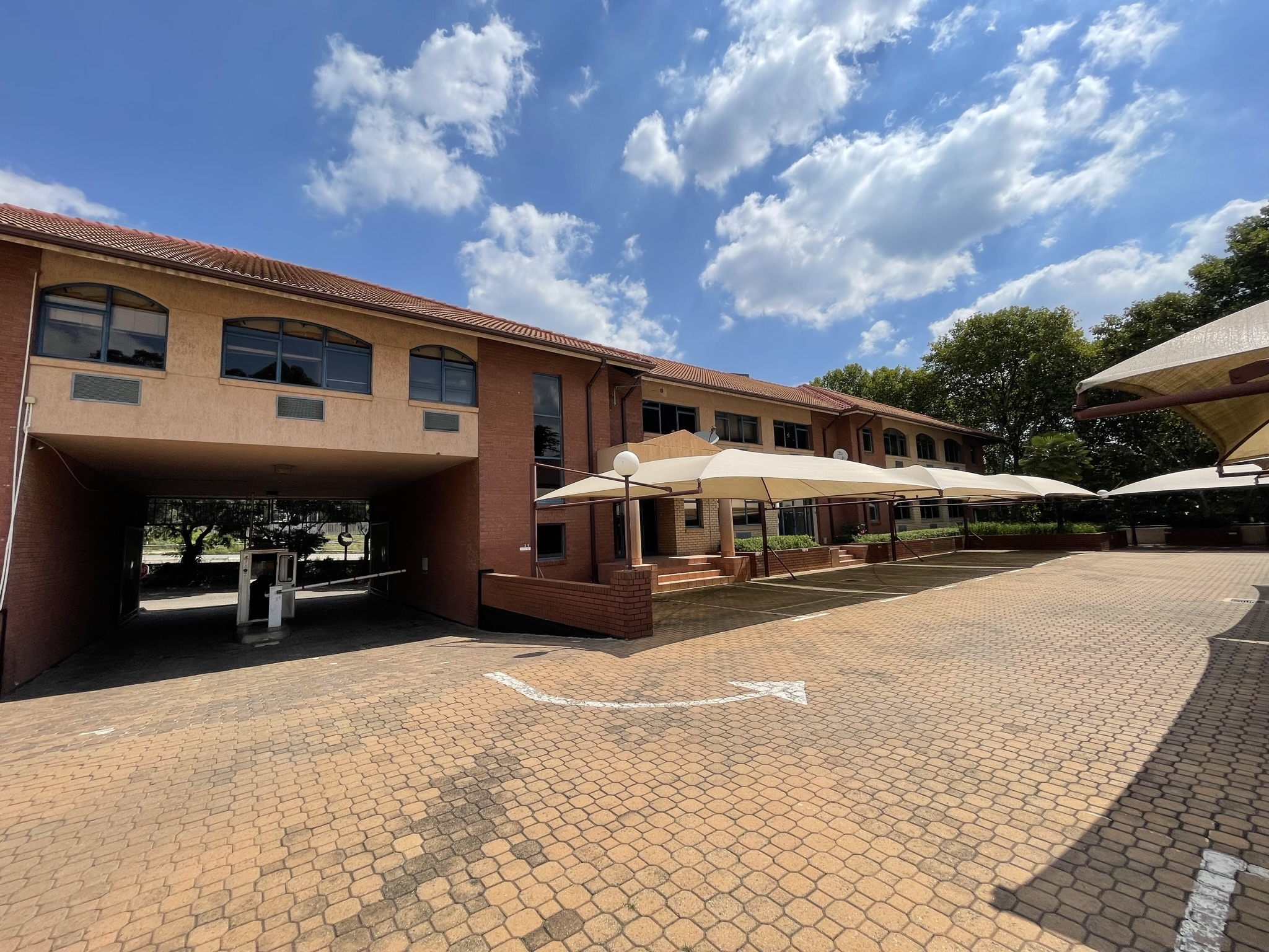 Office space To Let: 404 m² in B-Grade building located in Parktown, Johannesburg