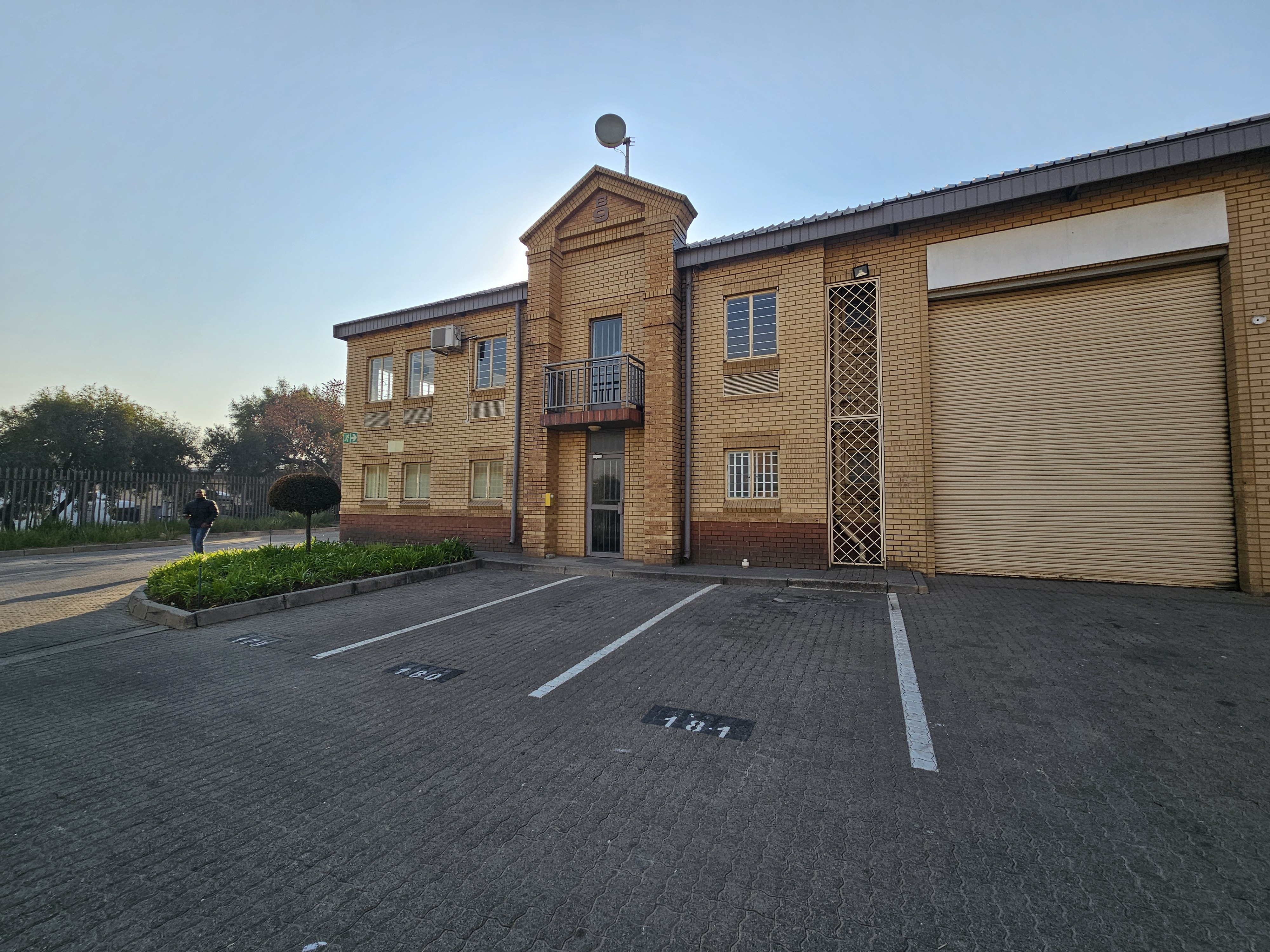 Well Located Warehouse Unit To Let in Linbro Business Park
