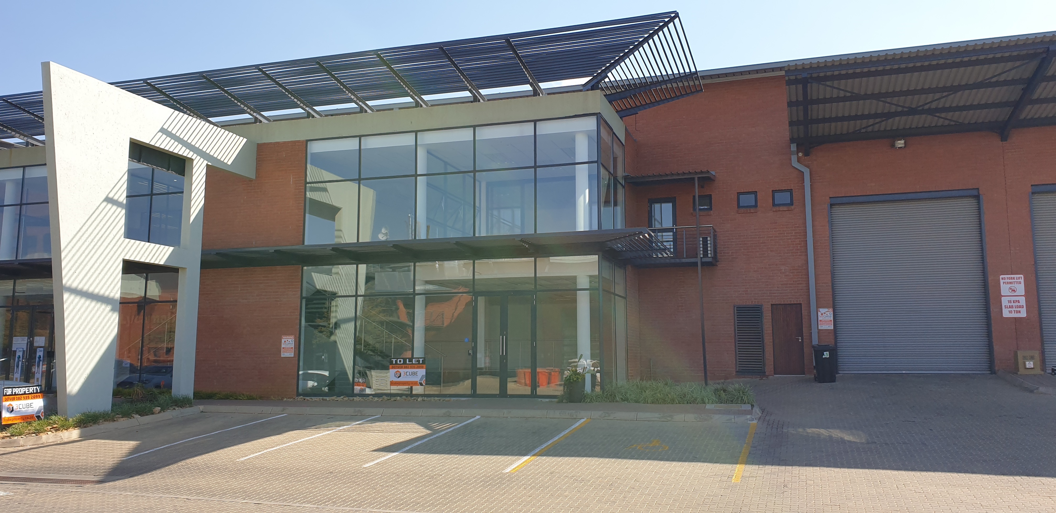 Industrial Property To Let: 769 m² in North Riding, Johannesburg