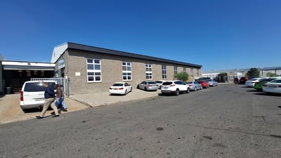 Industrial Property To Let: 860 m² in Killarney Gardens, Milnerton
