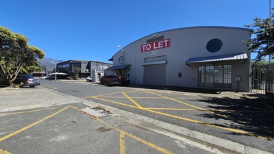 Industrial Property To Let: 1,111 m² in Paarden Eiland, Cape Town