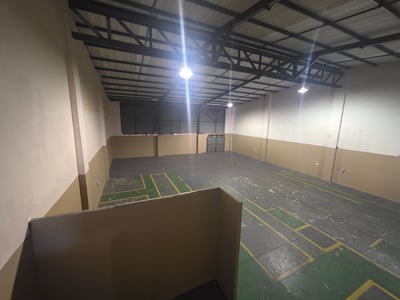 Industrial property of 353 m² to let in Stormill, Roodepoort, Gauteng