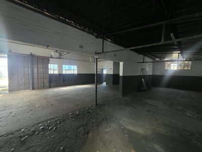 Industrial Property To Let: 154 m² in Krugersdorp, Gauteng for R10,000 per month