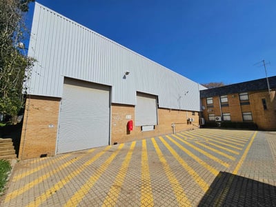 Industrial Property To Let: 930 m² in Meadowdale, Germiston, Gauteng