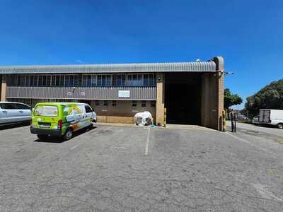 Industrial Property To Let: 350 m² in Meadowdale, Germiston, Gauteng