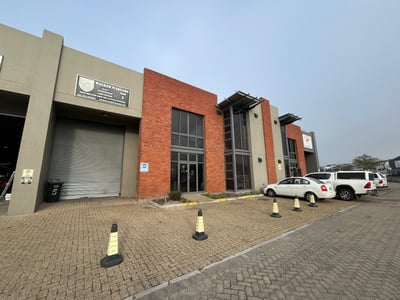 Industrial Warehouse To Let - 558 m² in Stikland Industrial, Bellville